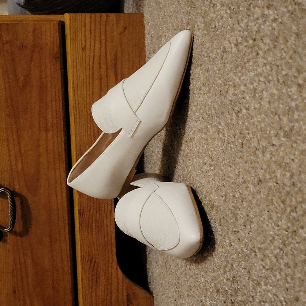 Beautiful Shela pointed toe white flats